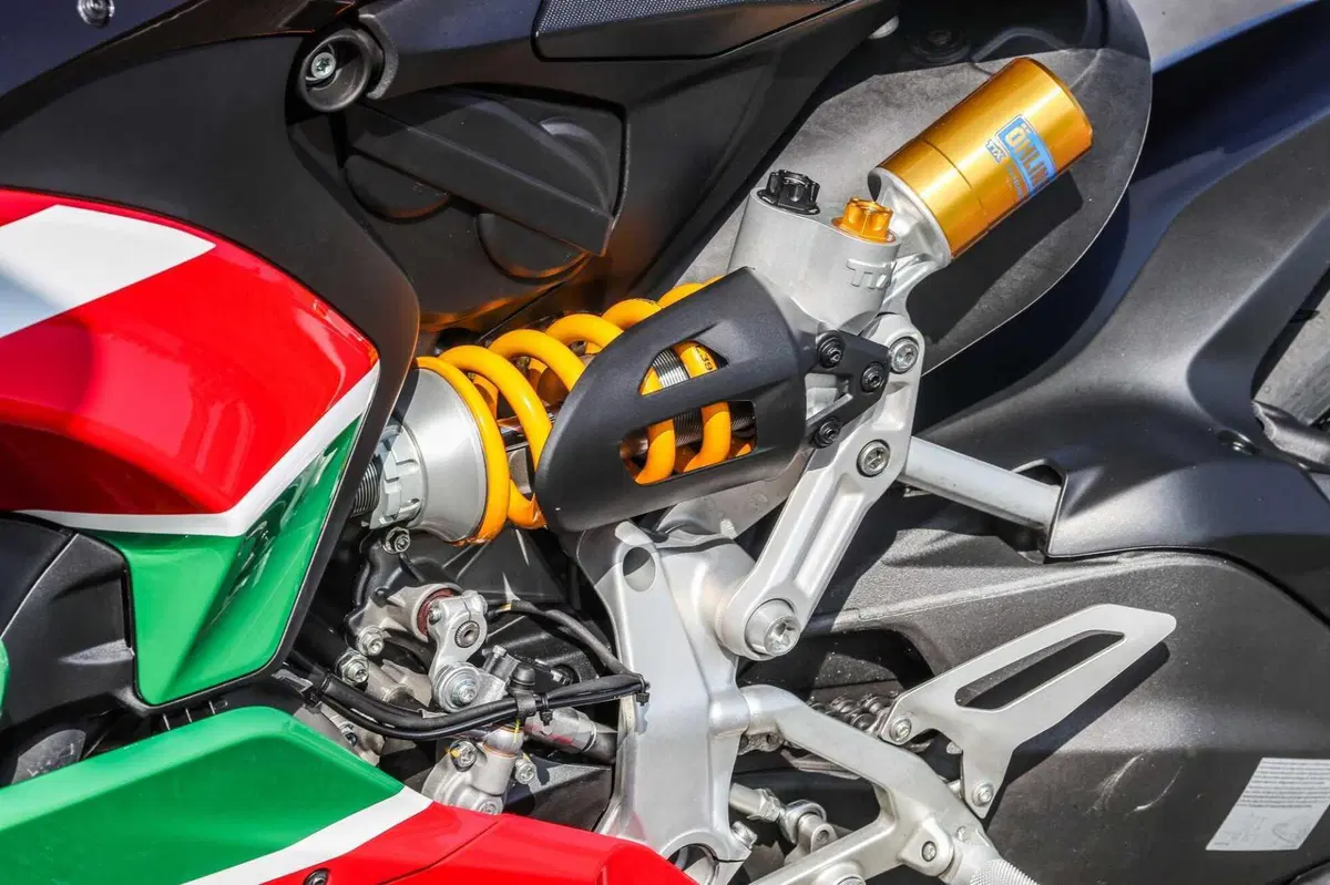 MV F3 RC vs Ducati Panigale V2  Bayliss (17)