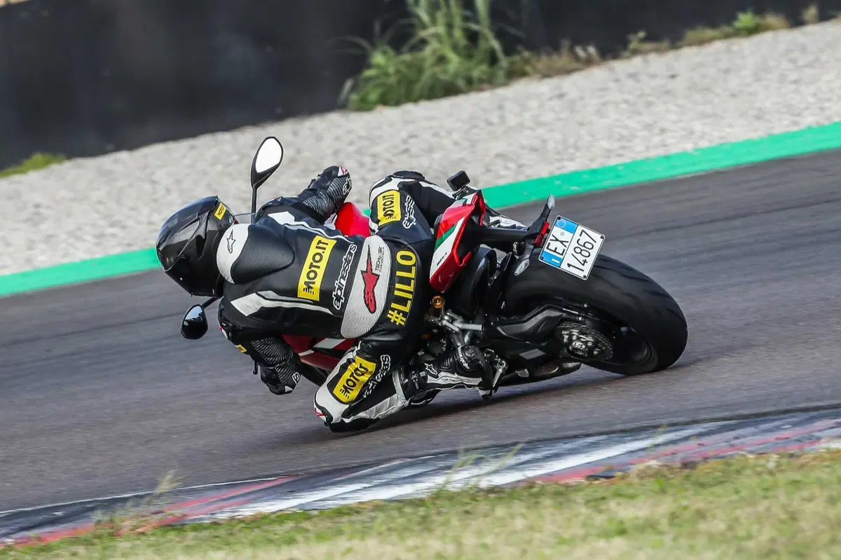 MV F3 RC vs Ducati Panigale V2  Bayliss (18)