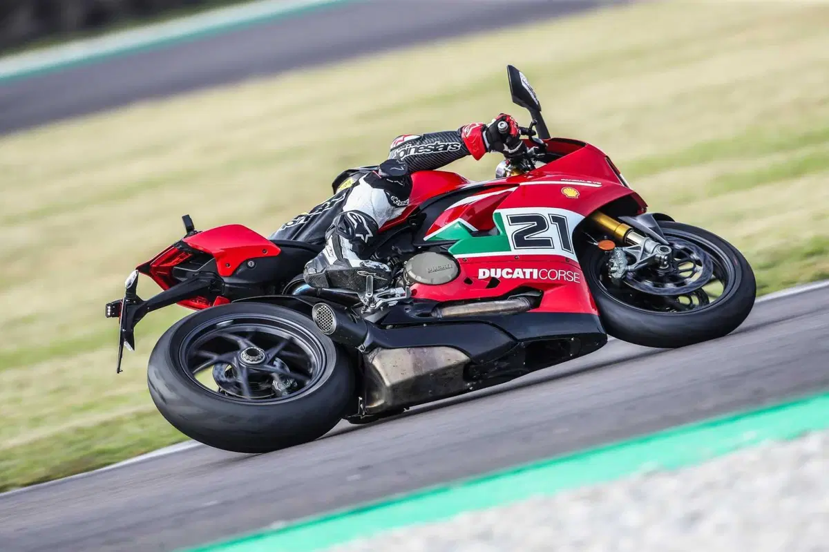 MV F3 RC vs Ducati Panigale V2  Bayliss (19)