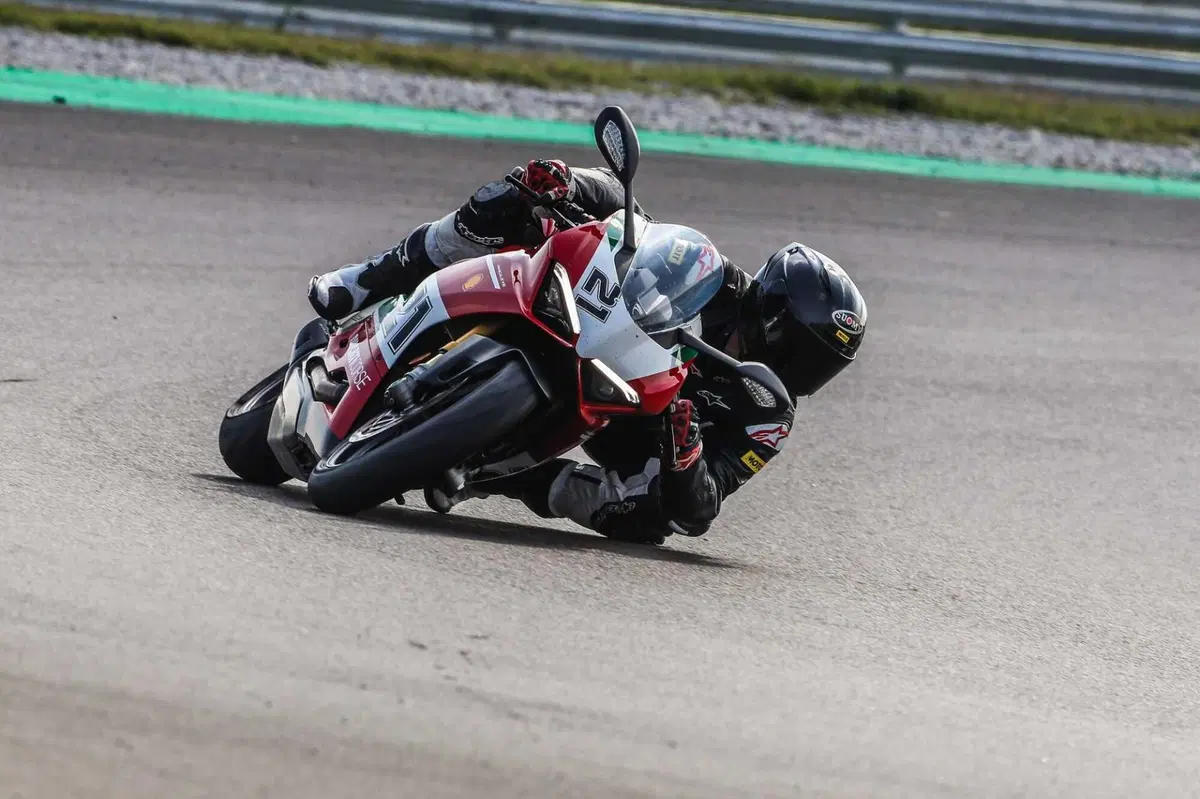 MV F3 RC vs Ducati Panigale V2  Bayliss (20)