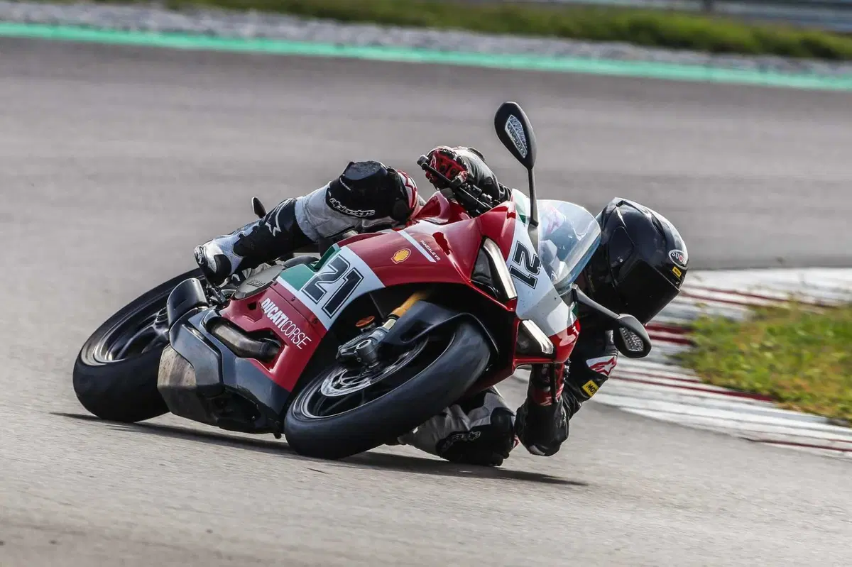 MV F3 RC vs Ducati Panigale V2  Bayliss (21)