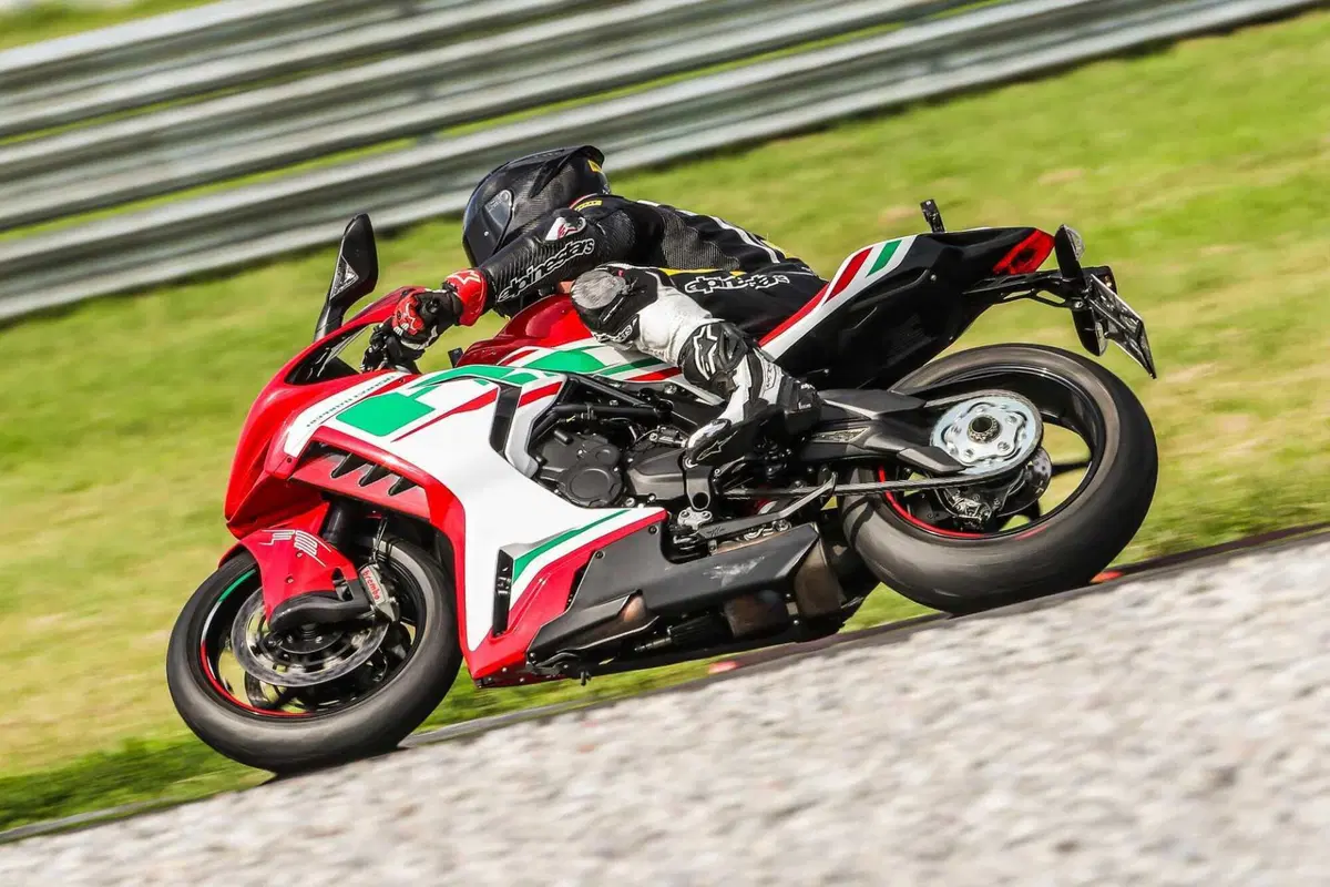 MV F3 RC vs Ducati Panigale V2  Bayliss (22)