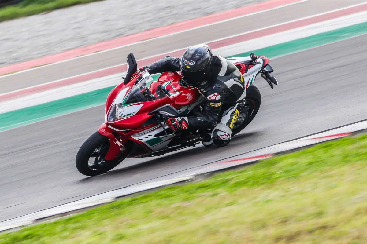 MV F3 RC vs Ducati Panigale V2  Bayliss (23)