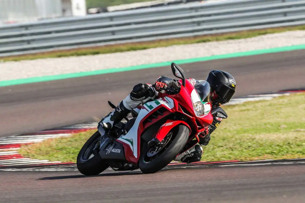 MV F3 RC vs Ducati Panigale V2  Bayliss (24)