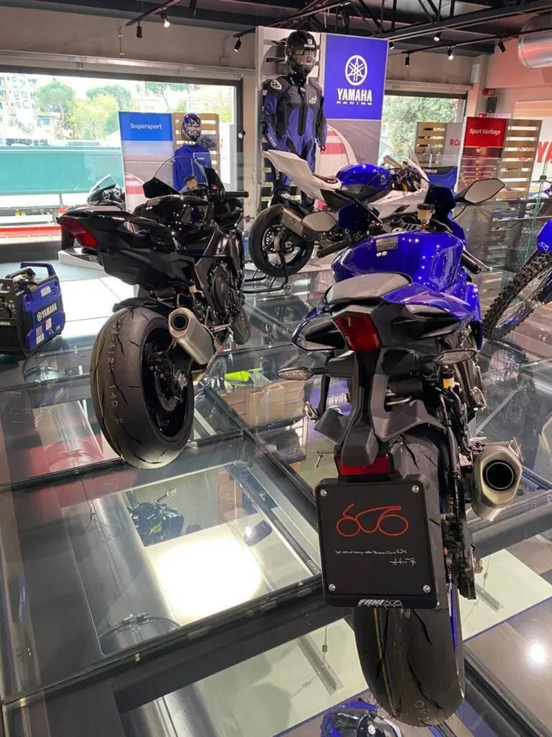 Yamaha YZF R1 (2020 - 25) (2)