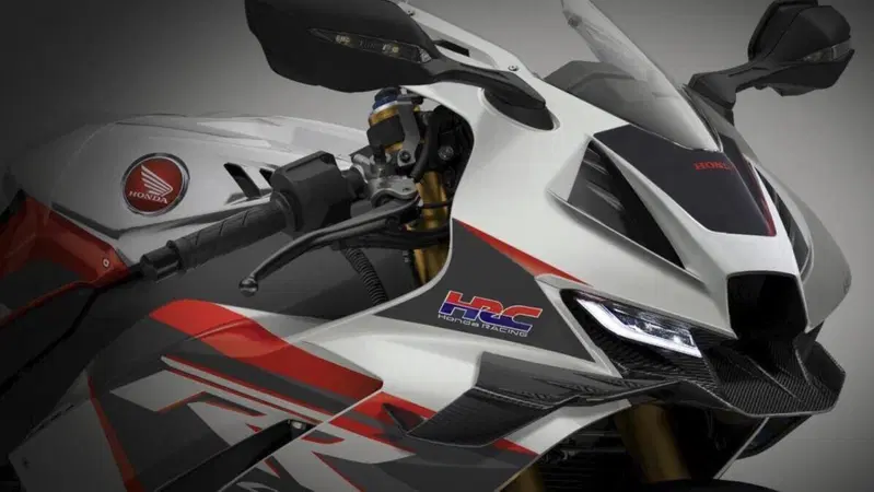 Honda CBR1000RR-R Fireblade, spunta un'ipotesi modello 2024