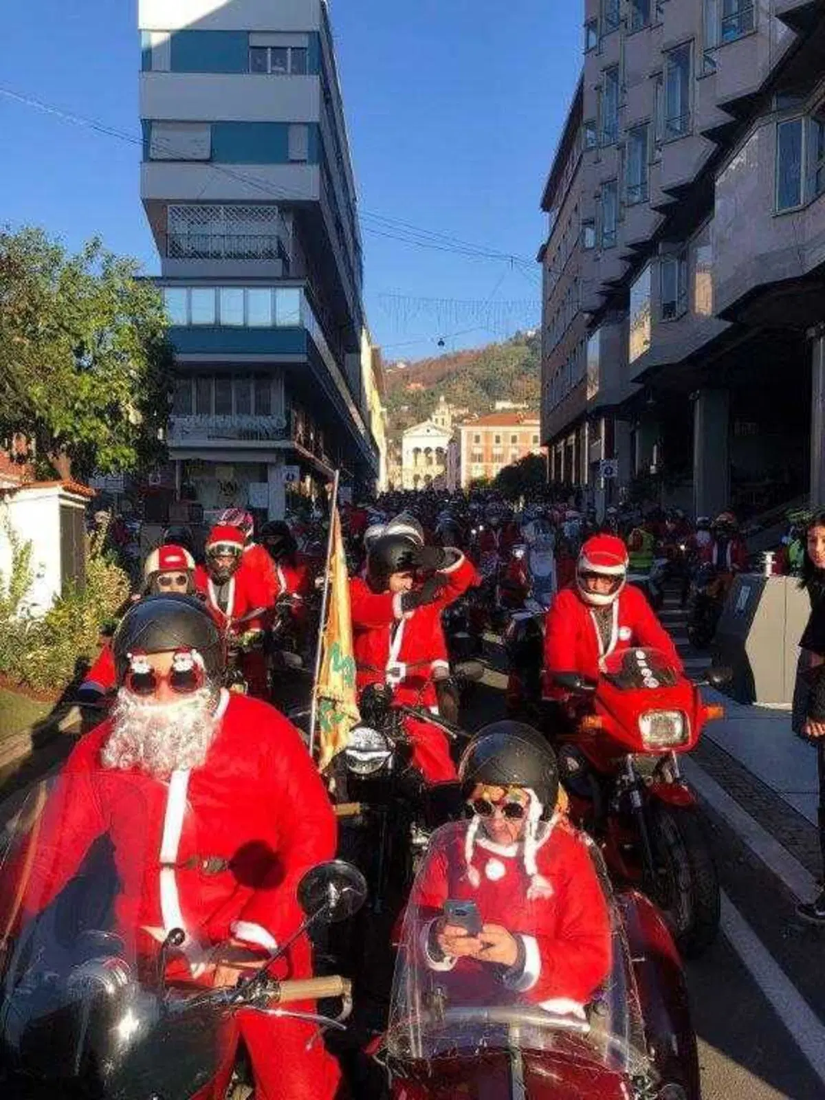 Babbo Natale in moto a Massa con la Concessionaria Aldovardi