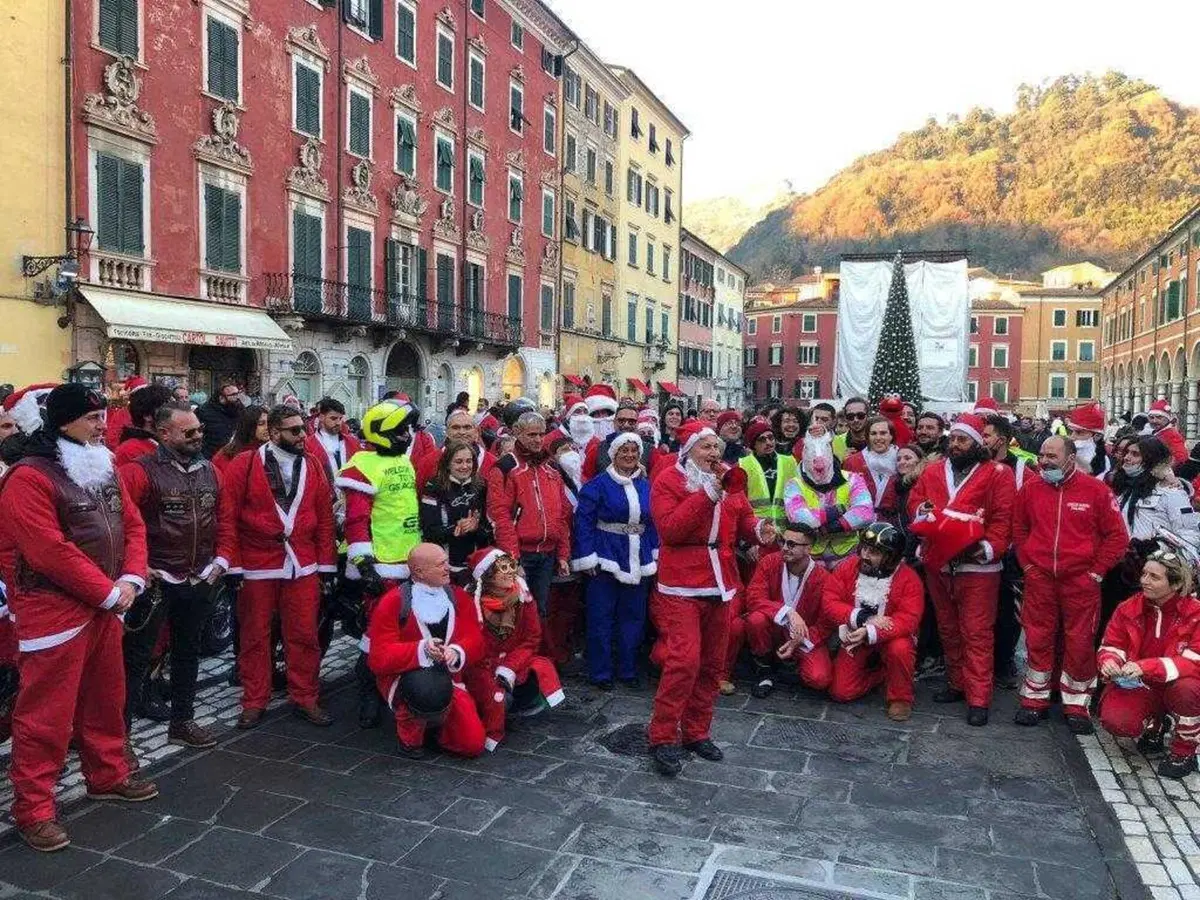 Babbo Natale in moto a Massa con la Concessionaria Aldovardi (2)