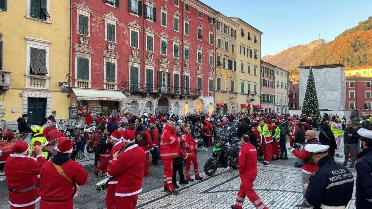 Babbo Natale in moto a Massa con la Concessionaria Aldovardi (3)