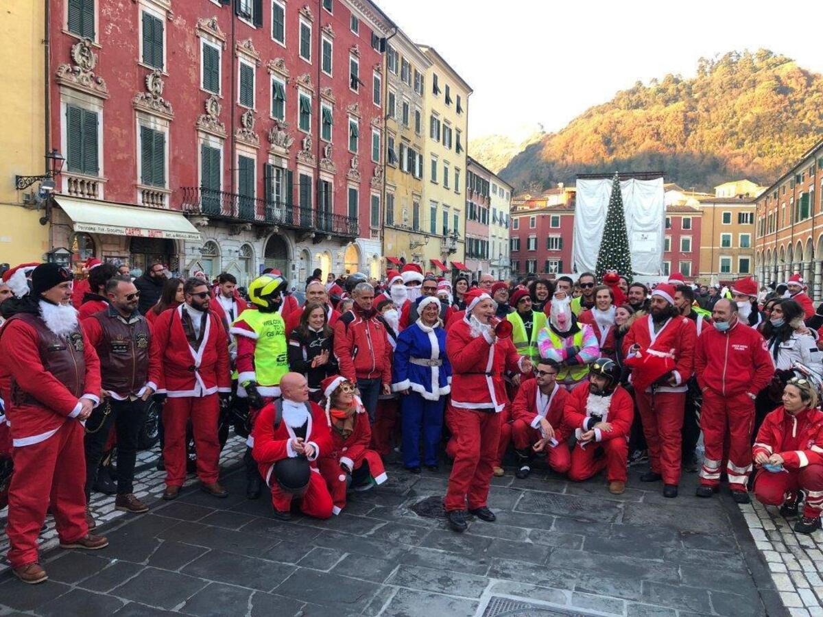 Babbo Natale in moto a Massa con la Concessionaria Aldovardi News Moto.it Babbo Natale in moto a Massa con la Concessionaria Aldovardi News Moto.it
