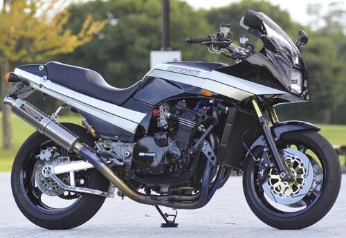 Una Kawasaki GPZ900R dell'intatto carattere sportivo