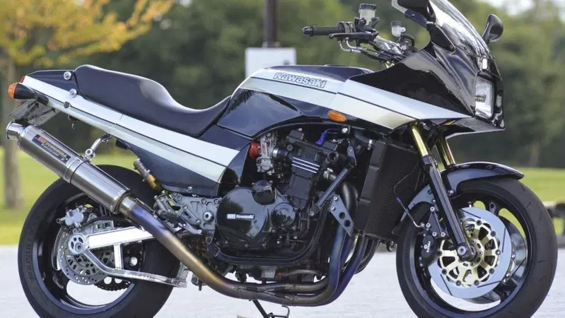 Una Kawasaki GPZ900R dell'intatto carattere sportivo