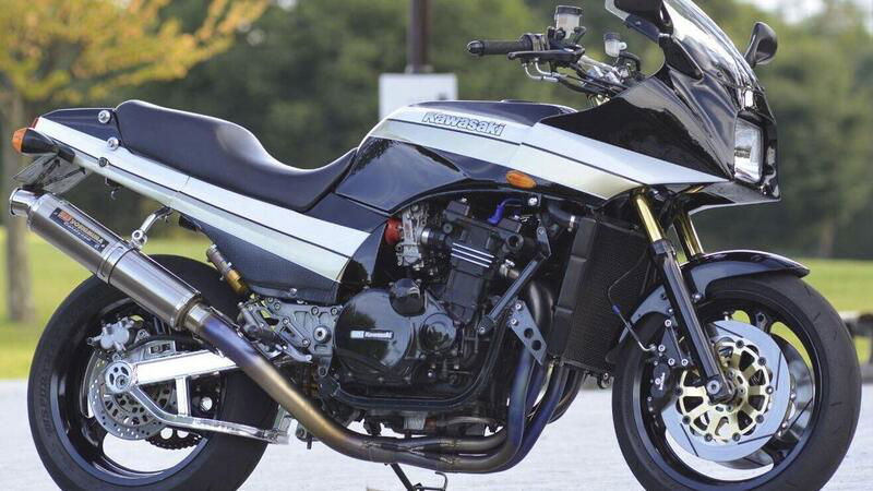 Una Kawasaki GPZ900R dell&#039;intatto carattere sportivo