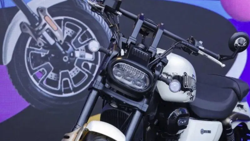QJMotor lancia la nuova custom Flash. Che diventa 350