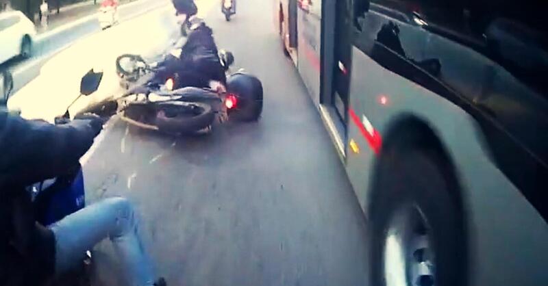 Autista del bus sei impazzito? Sterza secco e sdraia due motociclisti! [VIDEO VIRALE]