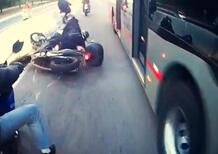 Autista del bus sei impazzito? Sterza secco e sdraia due motociclisti! [VIDEO VIRALE]