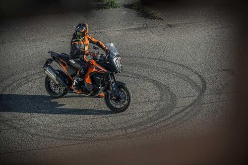 La KTM 1290 Super Adventure S si rifà il trucco per il 2023 (9)