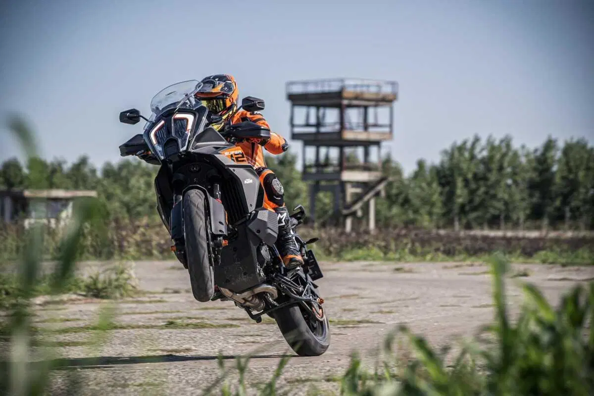 La KTM 1290 Super Adventure S si rifà il trucco per il 2023 (11)
