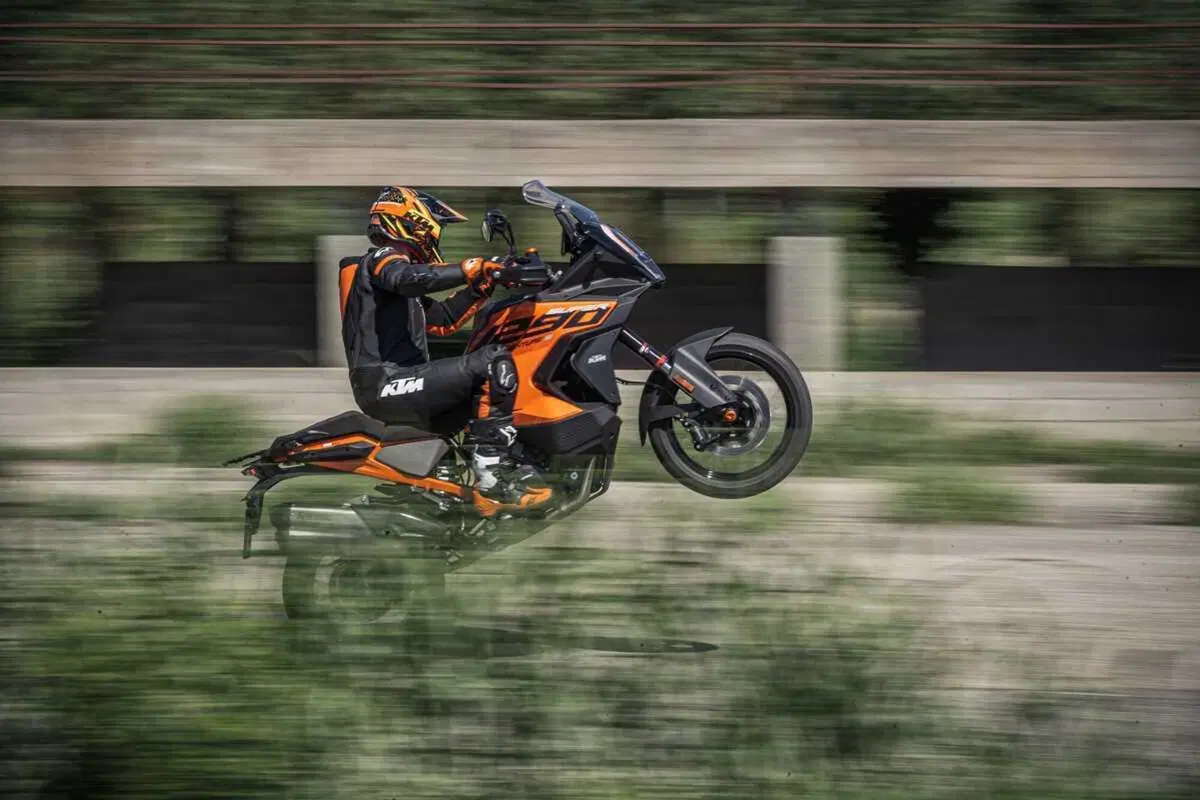 La KTM 1290 Super Adventure S si rifà il trucco per il 2023 (12)