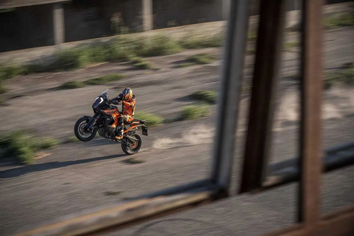 La KTM 1290 Super Adventure S si rifà il trucco per il 2023 (14)