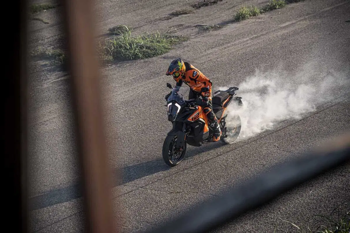 La KTM 1290 Super Adventure S si rifà il trucco per il 2023 (15)