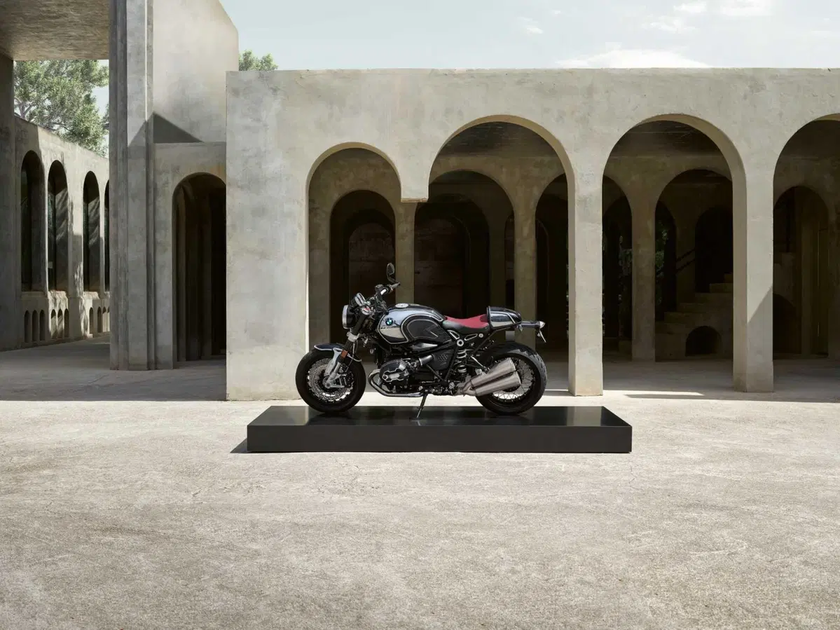 Nuove R nineT 100 Years e R18 100 Years: per i cento anni del boxer BMW (6)