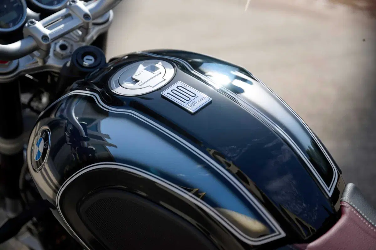 Nuove R nineT 100 Years e R18 100 Years: per i cento anni del boxer BMW (9)