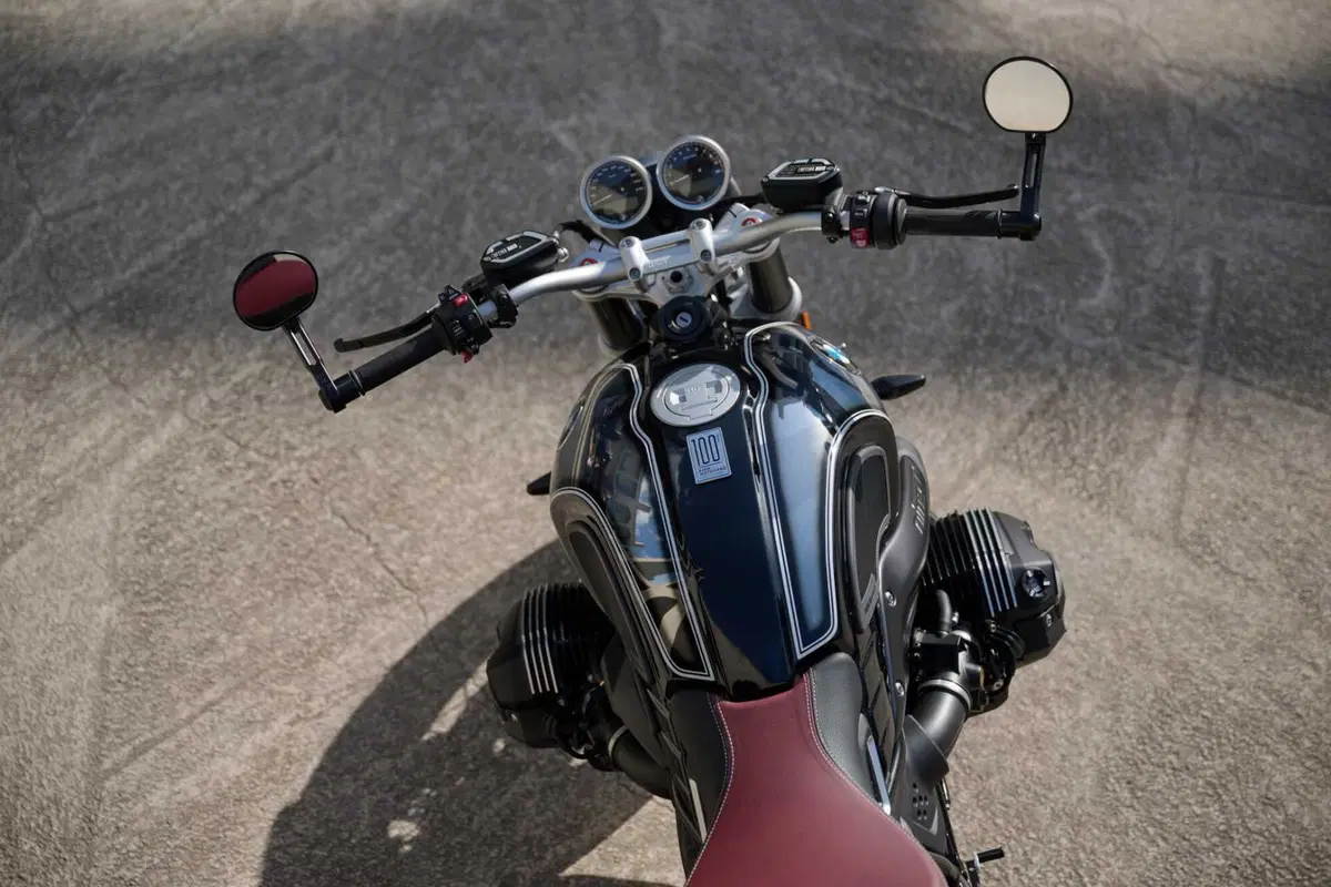 Nuove R nineT 100 Years e R18 100 Years: per i cento anni del boxer BMW (11)