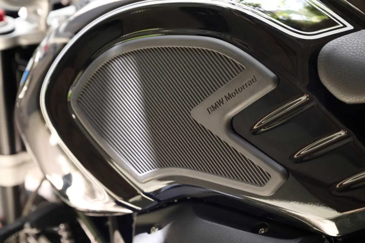 Nuove R nineT 100 Years e R18 100 Years: per i cento anni del boxer BMW (14)