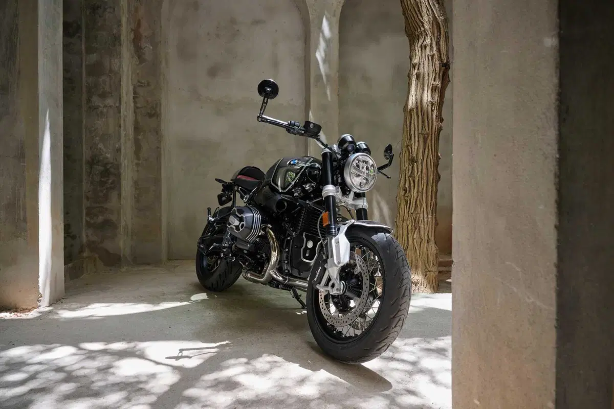 Nuove R nineT 100 Years e R18 100 Years: per i cento anni del boxer BMW (15)