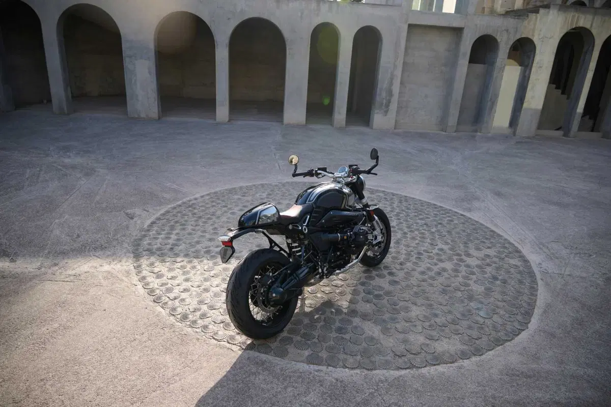 Nuove R nineT 100 Years e R18 100 Years: per i cento anni del boxer BMW (17)