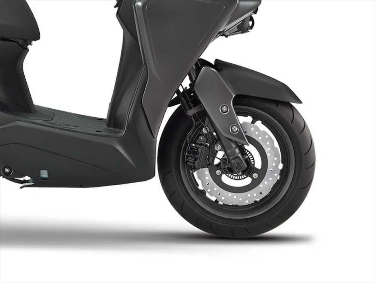 Yamaha Augur, un nuovo scooter dallo stile avveniristico (10)