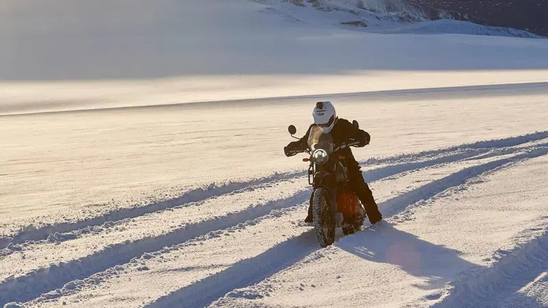 C'&egrave; chi &egrave; andato al Polo Sud in moto: Royal Enfield 90&deg; South - Quest for the Pole