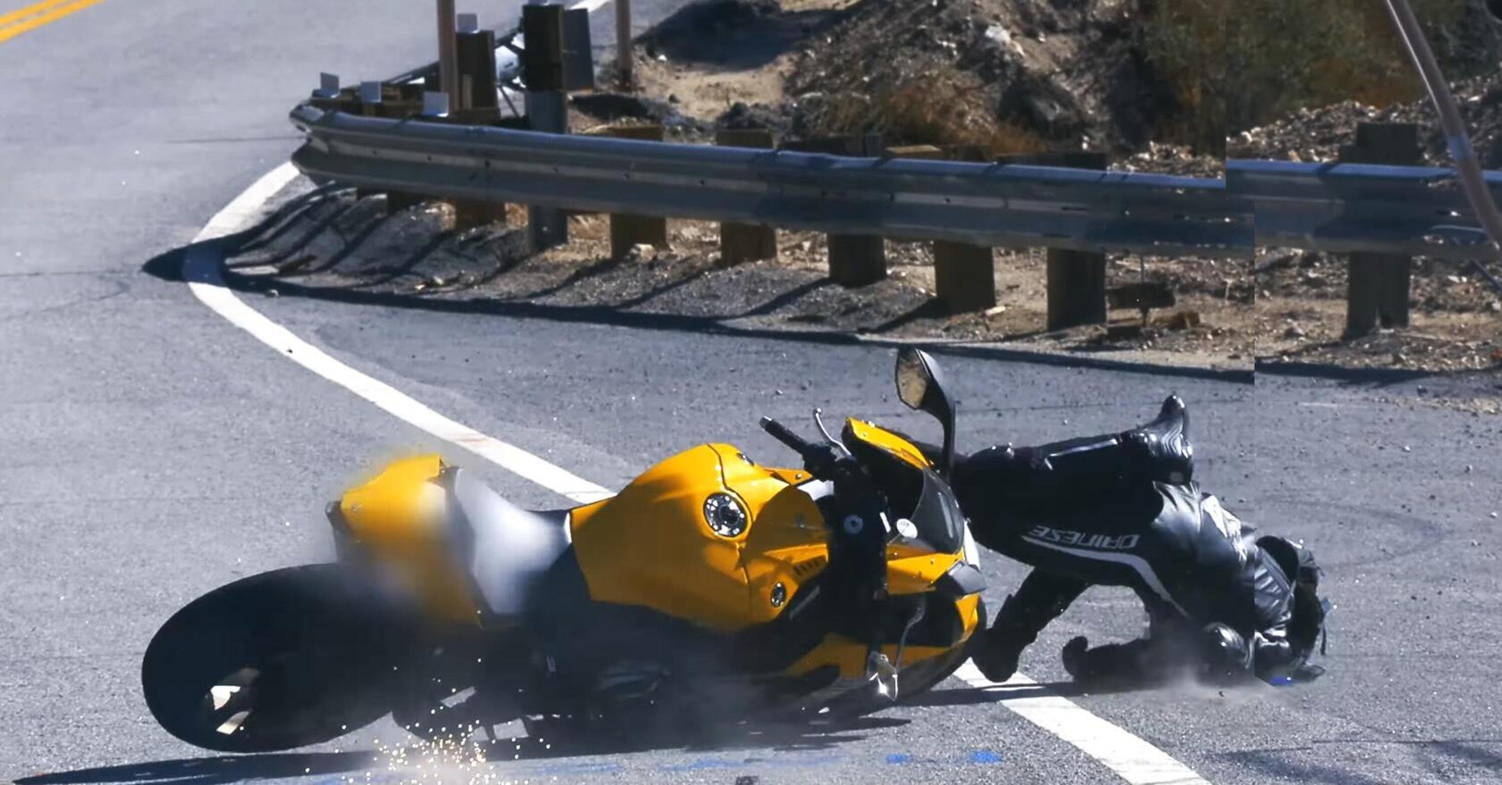 Meravigliosa Yamaha livrea Kenny Roberts + casco di Valentino Rossi ma il risultato &egrave; un high-side [VIDEO VIRALE]