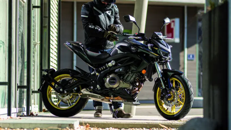 QJMotor SRK 400: in distribuzione in Francia, ecco il prezzo