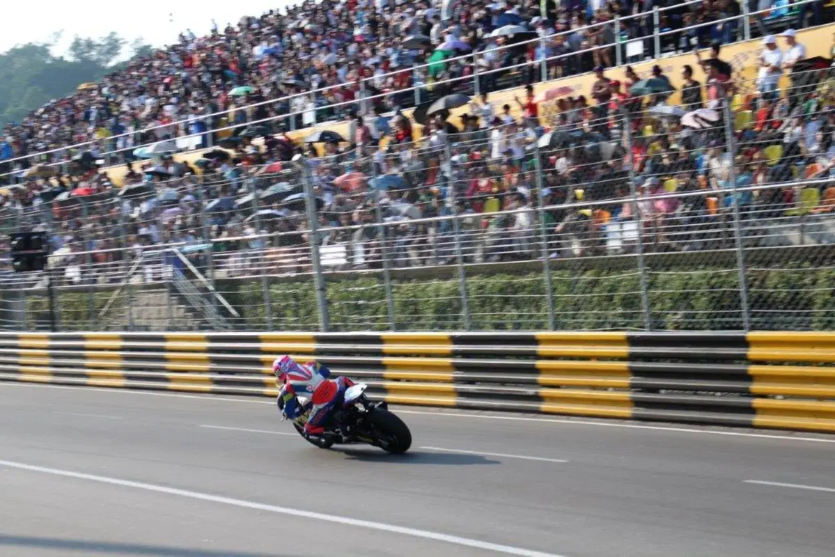 GP di Macao, Poker per Easton (11)