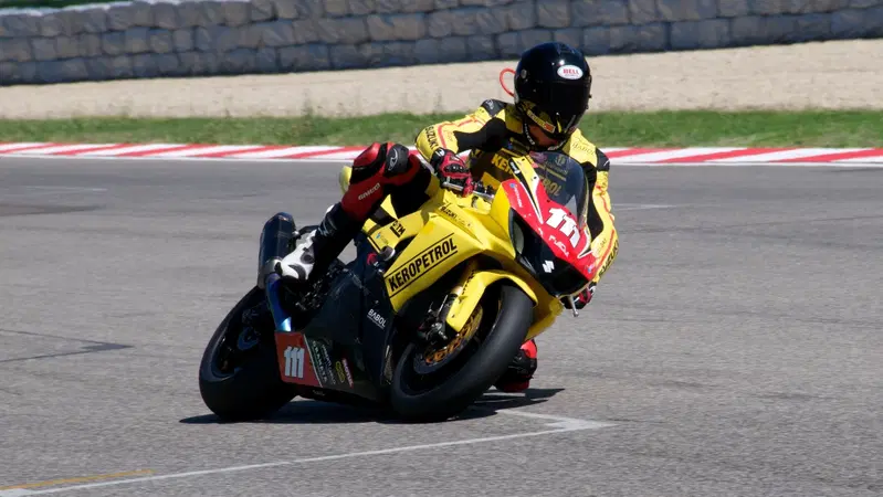 Suzuki, un 2015 all'insegna della velocit&agrave; in pista e nelle road race