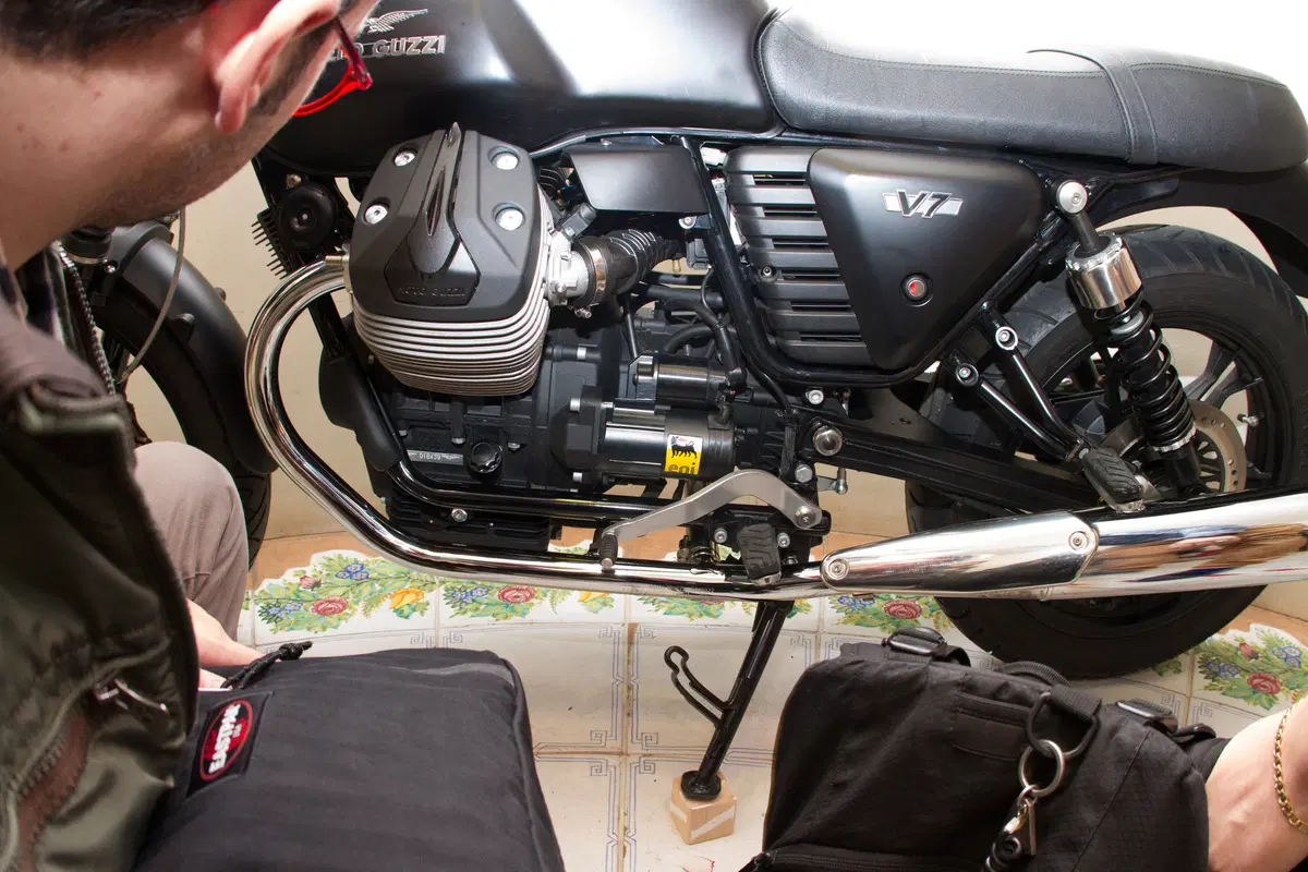 Moto.it porta Moto Guzzi V7 allo IED per le tesi di laurea 2015 (3)
