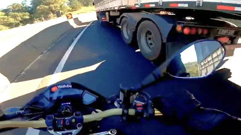 Il problema che i motociclisti hanno con i camionisti &egrave; questo! [VIDEO VIRALE]