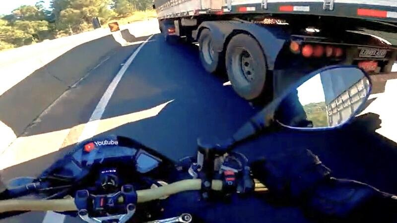 Il problema che i motociclisti hanno con i camionisti &egrave; questo! [VIDEO VIRALE]