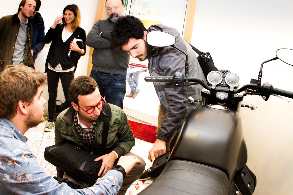 Gli studenti dello IED preparano la tesi di laurea. Protagonista una delle moto di italiane di maggiore successo, la Moto Guzzi V7