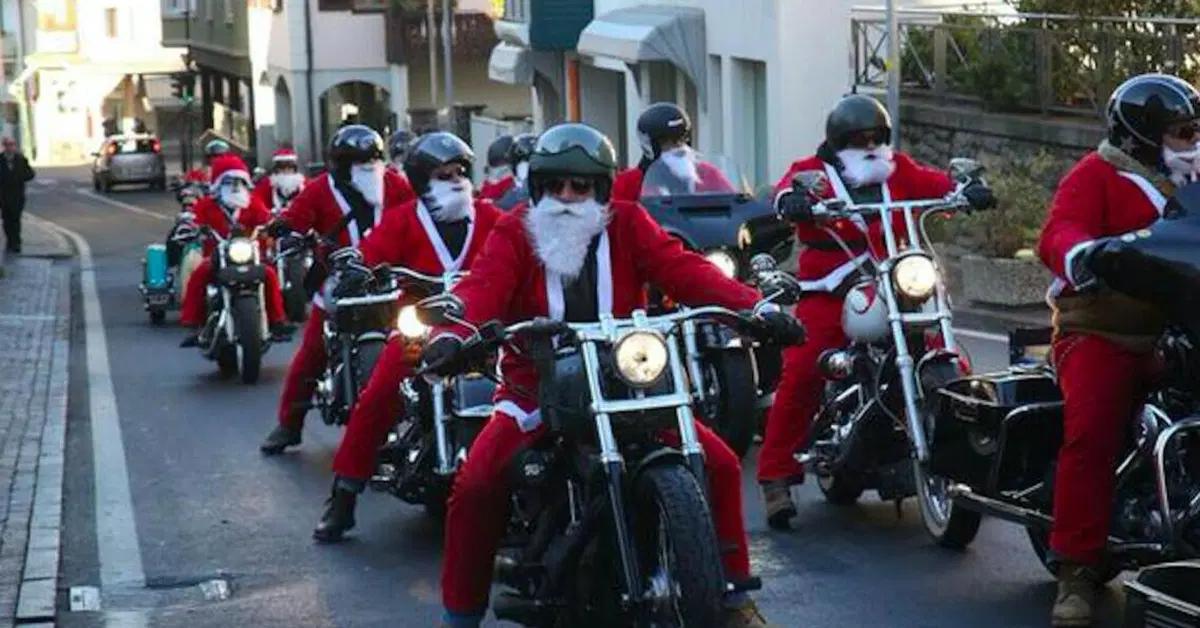 Non cliccate qui se volete ricevere altri auguri! Il reel natalizio di Moto.it
