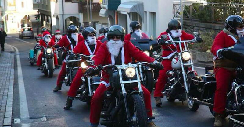 Non cliccate qui se volete ricevere altri auguri! Il reel natalizio di Moto.it