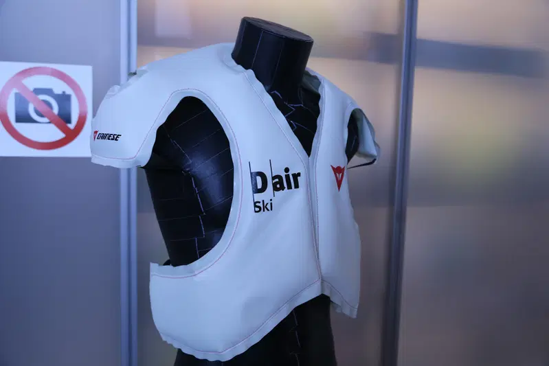 L'airbag D-Air, l'innovazione pi&ugrave; importante introdotta da Dainese negli ultimi anni. Qui in versione dedicata allo sci