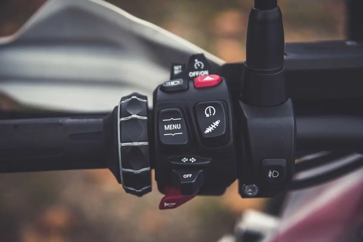 BMW R1250GS Adventure vs Triumph Tiger 1200 Rally Explorer [Video Prova] (5)