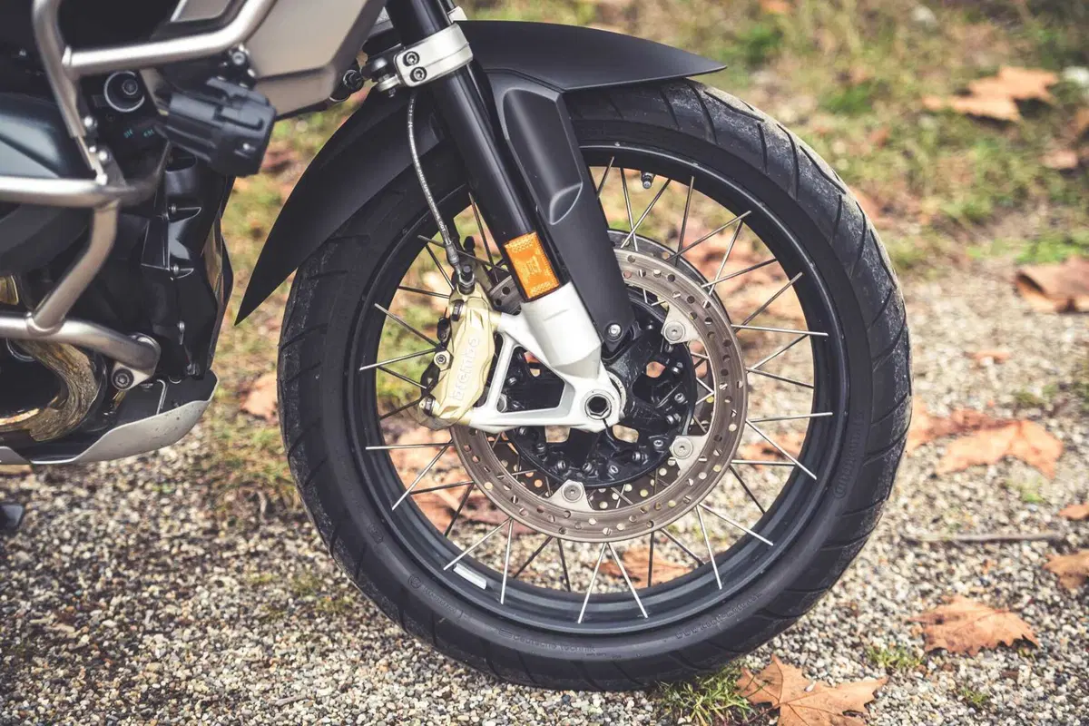 BMW R1250GS Adventure vs Triumph Tiger 1200 Rally Explorer [Video Prova] (11)