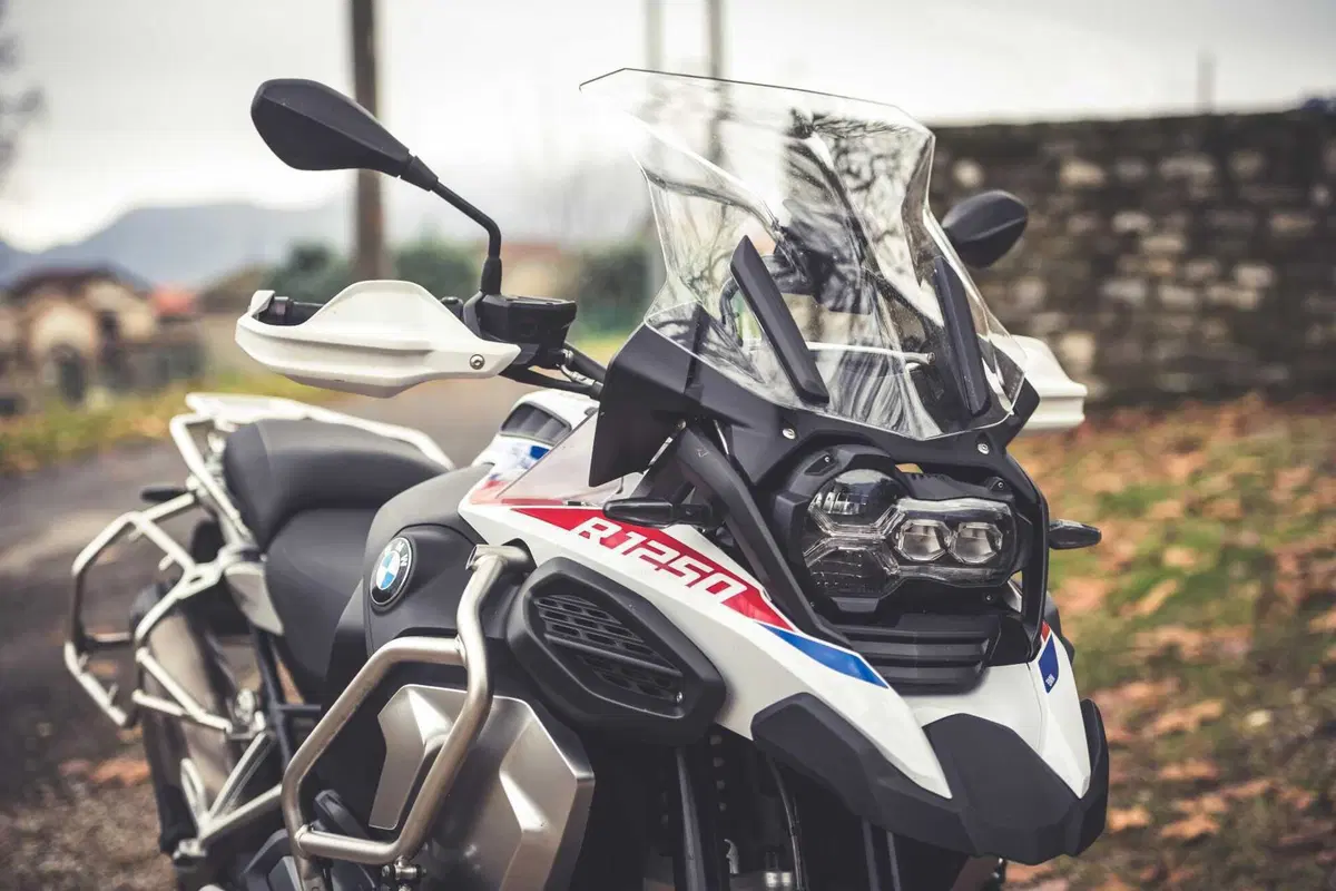 BMW R1250GS Adventure vs Triumph Tiger 1200 Rally Explorer [Video Prova]