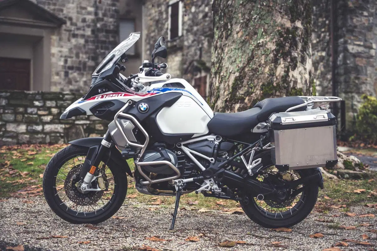 BMW R1250GS Adventure vs Triumph Tiger 1200 Rally Explorer [Video Prova] (2)