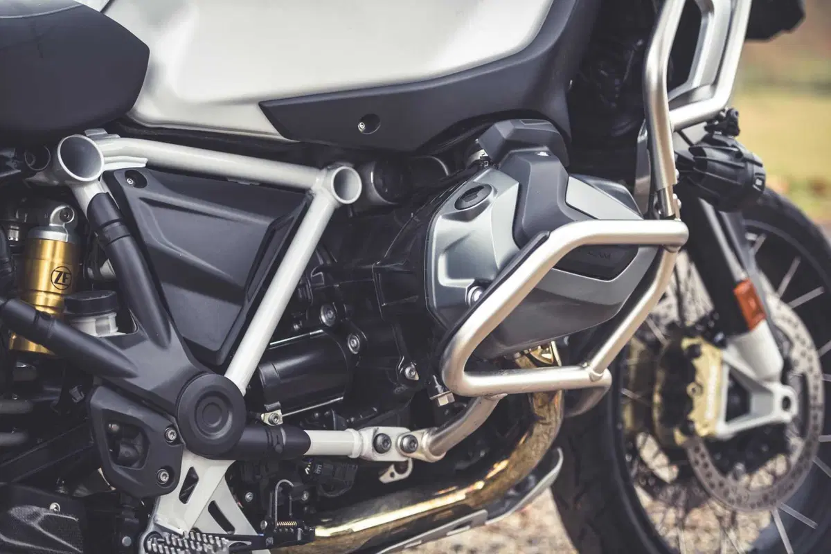BMW R1250GS Adventure vs Triumph Tiger 1200 Rally Explorer [Video Prova] (13)
