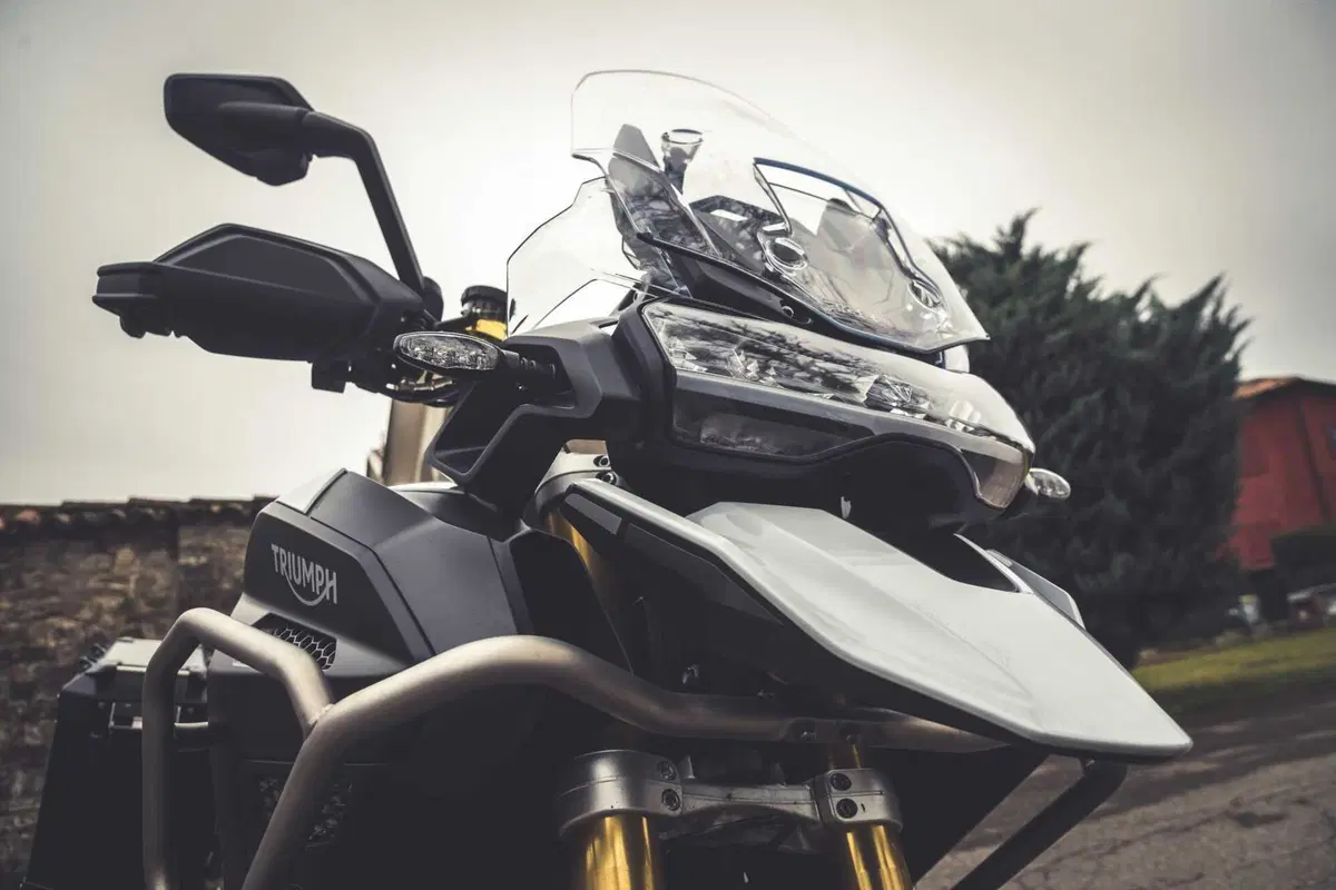 BMW R1250GS Adventure vs Triumph Tiger 1200 Rally Explorer [Video Prova] (2)
